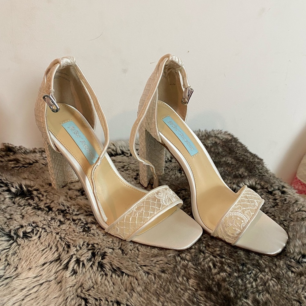 NEW IN BOX Ivory Lace Wedding Heels